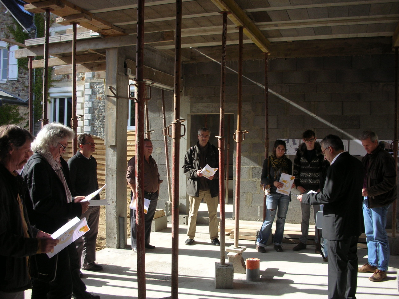 Didier Le Goff (au centre de l’attention), du BET Didome, accueille les visiteurs et leur présente le fonctionnement d’un projet de BBC.