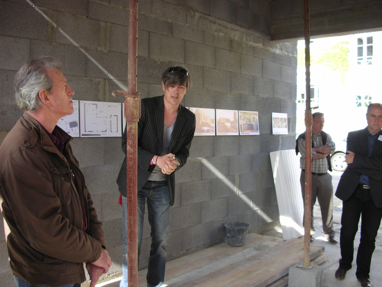 Fréderic Boilevin, en face des plans de la maison, parle de l’architecture et du chantier.